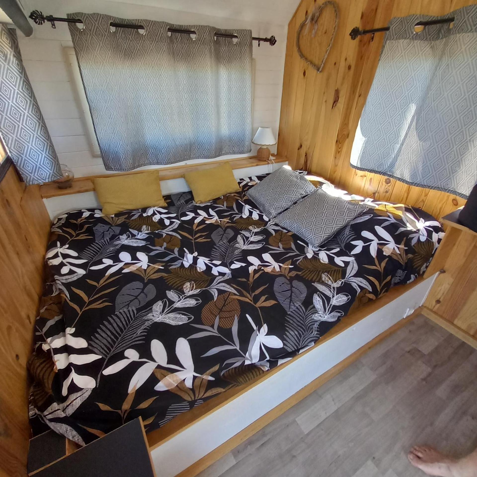 Camping Car Vintage Saint-Barthelemy-le-Plain Екстер'єр фото