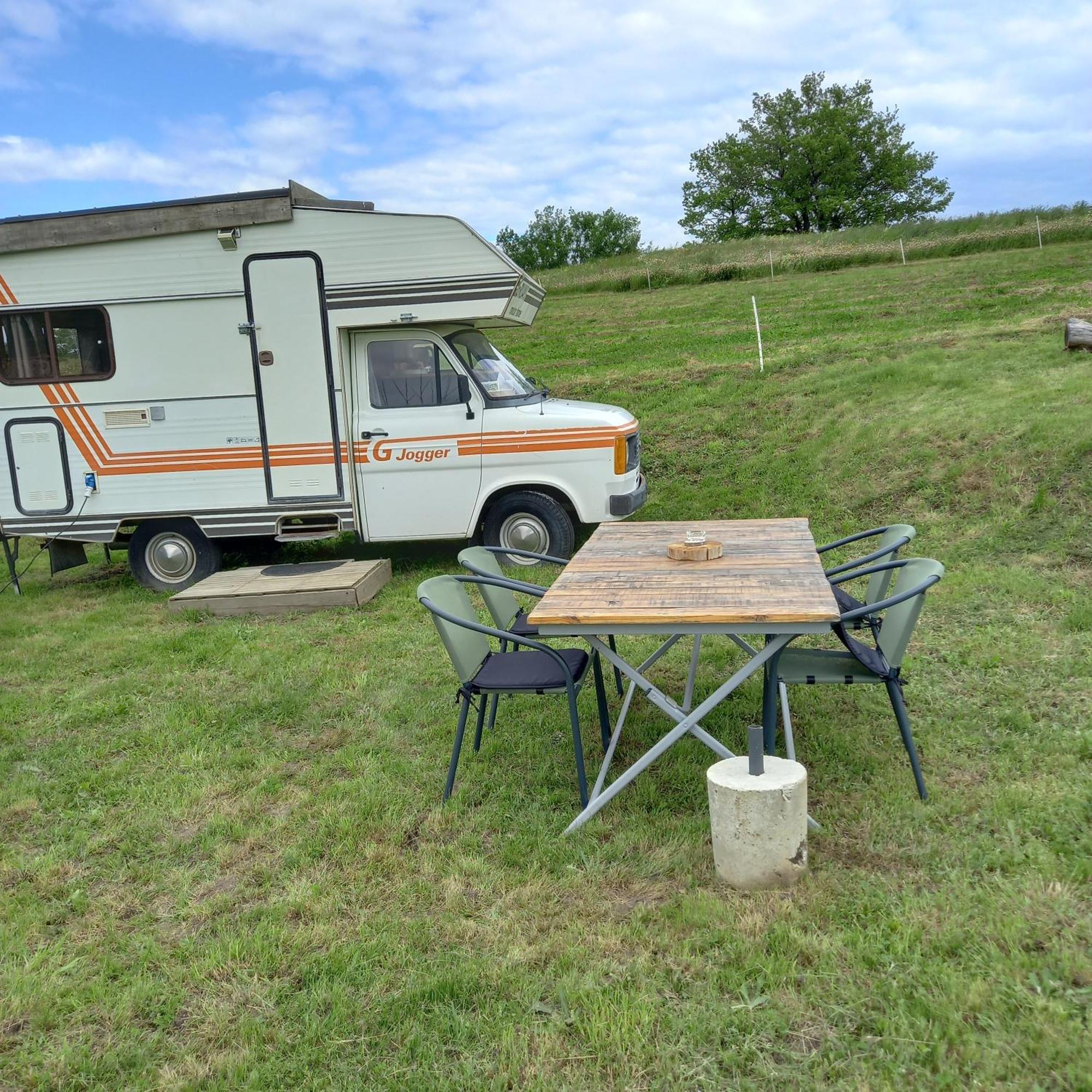 Camping Car Vintage Saint-Barthelemy-le-Plain Екстер'єр фото