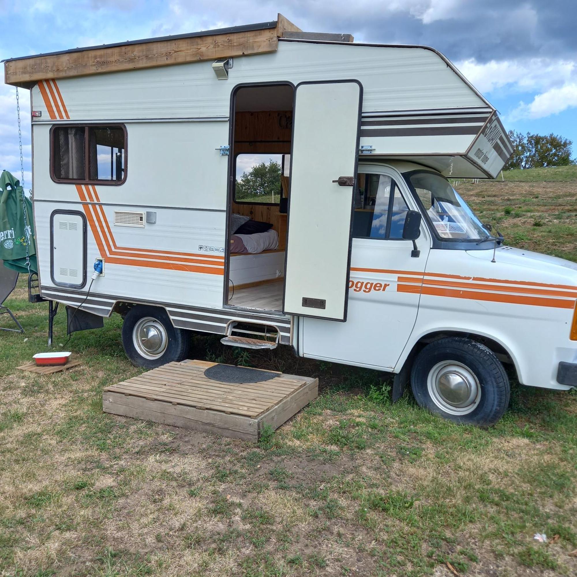 Camping Car Vintage Saint-Barthelemy-le-Plain Екстер'єр фото